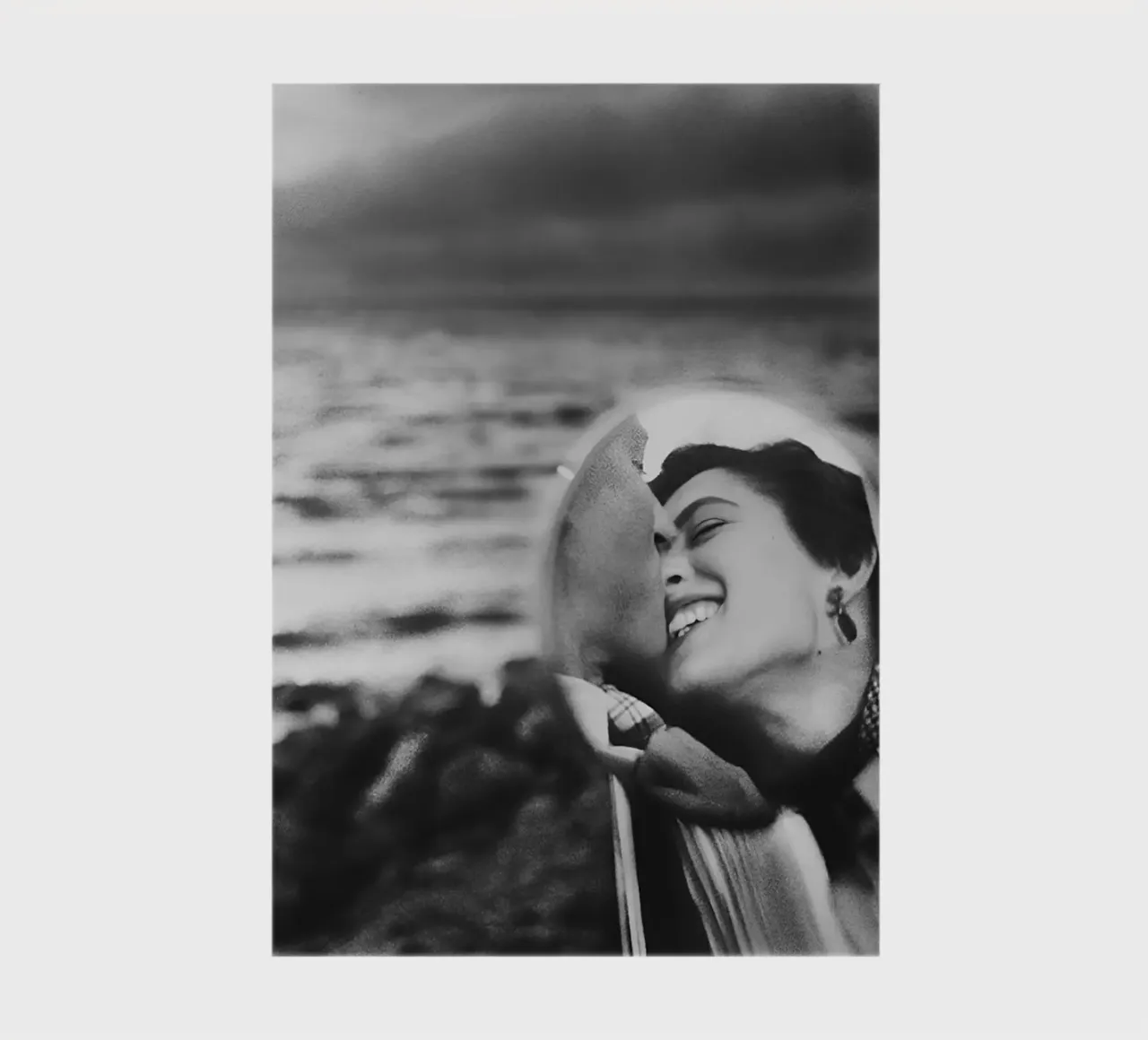 Couple s'embrassant dans le rétroviseur, photo ancienne en noir et blanc carnet de notes de Vibrant Vintage Prints