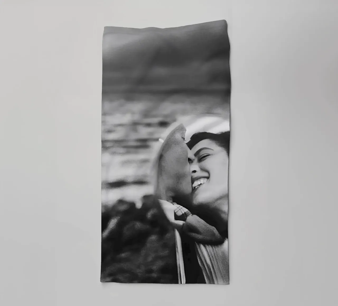Couple s'embrassant dans le rétroviseur, photo ancienne en noir et blanc serviette de bain de Vibrant Vintage Prints