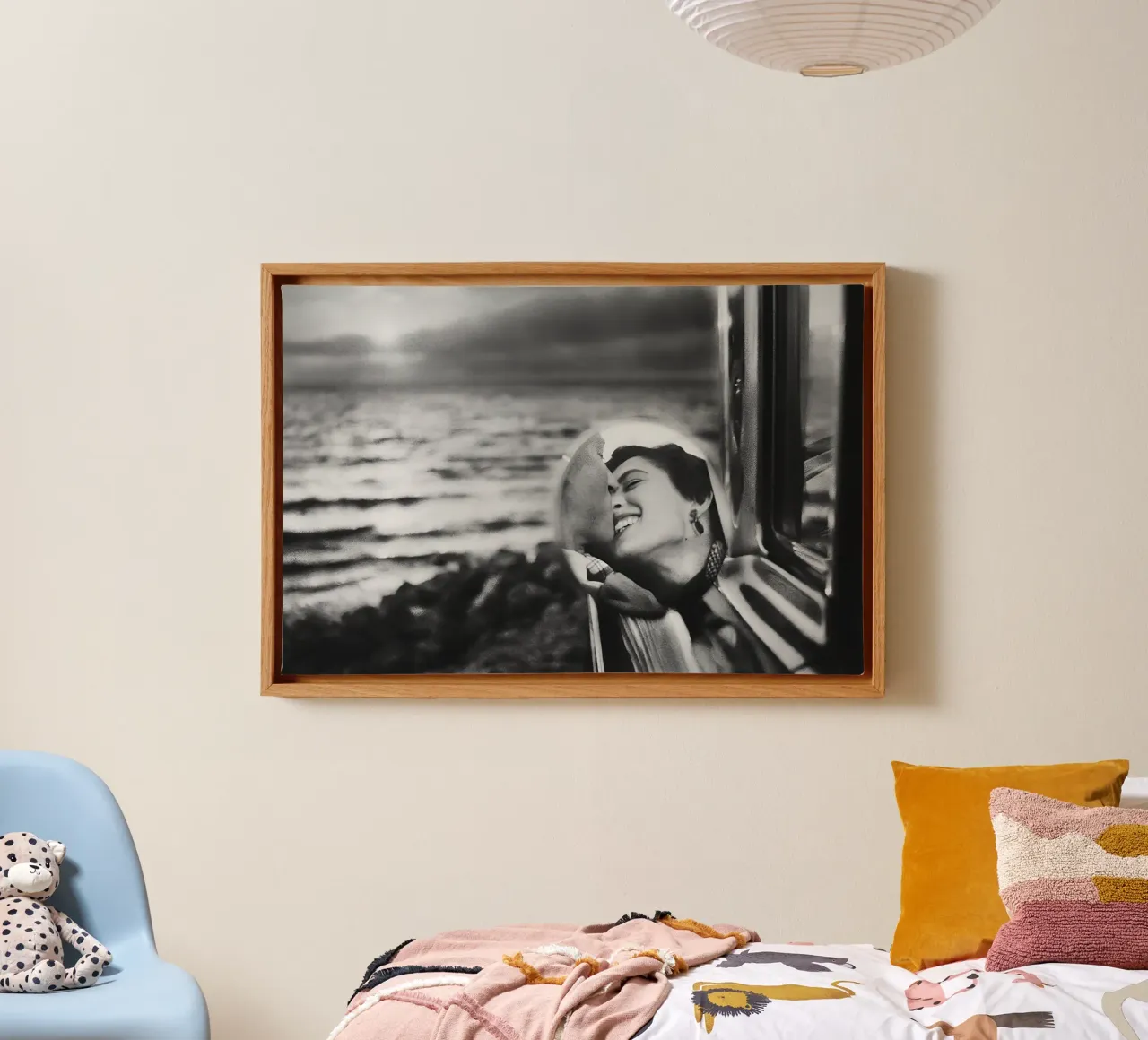 Coppia che si bacia nello specchietto retrovisore, foto vecchia in bianco e nero tela con Cornice a cassetta da Vibrant Vintage Prints
