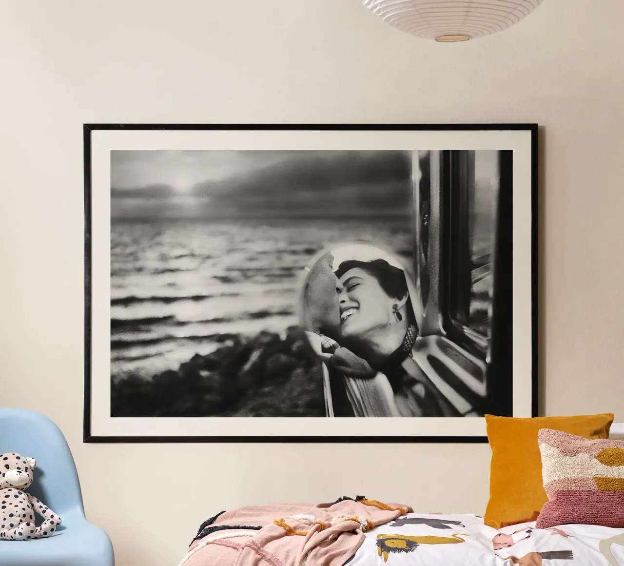 Couple s'embrassant dans le rétroviseur, photo ancienne en noir et blanc poster de Vibrant Vintage Prints