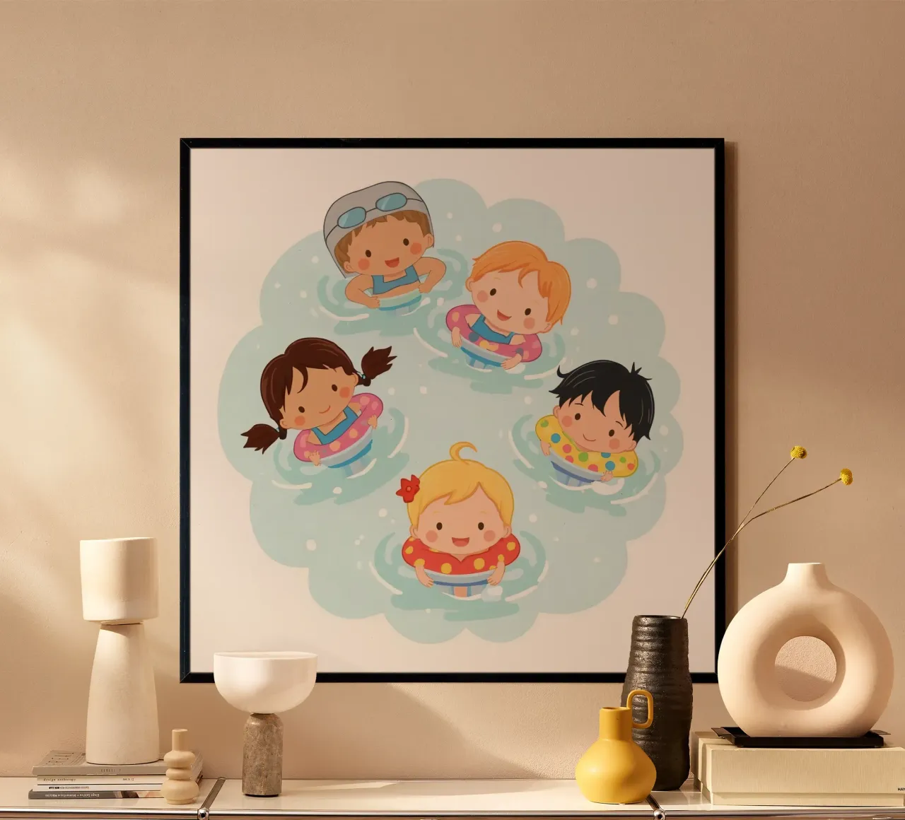 Cinq enfants flottant dans l'eau avec des anneaux de natation Caricature poster avec cadre en bois de DesignDoodle