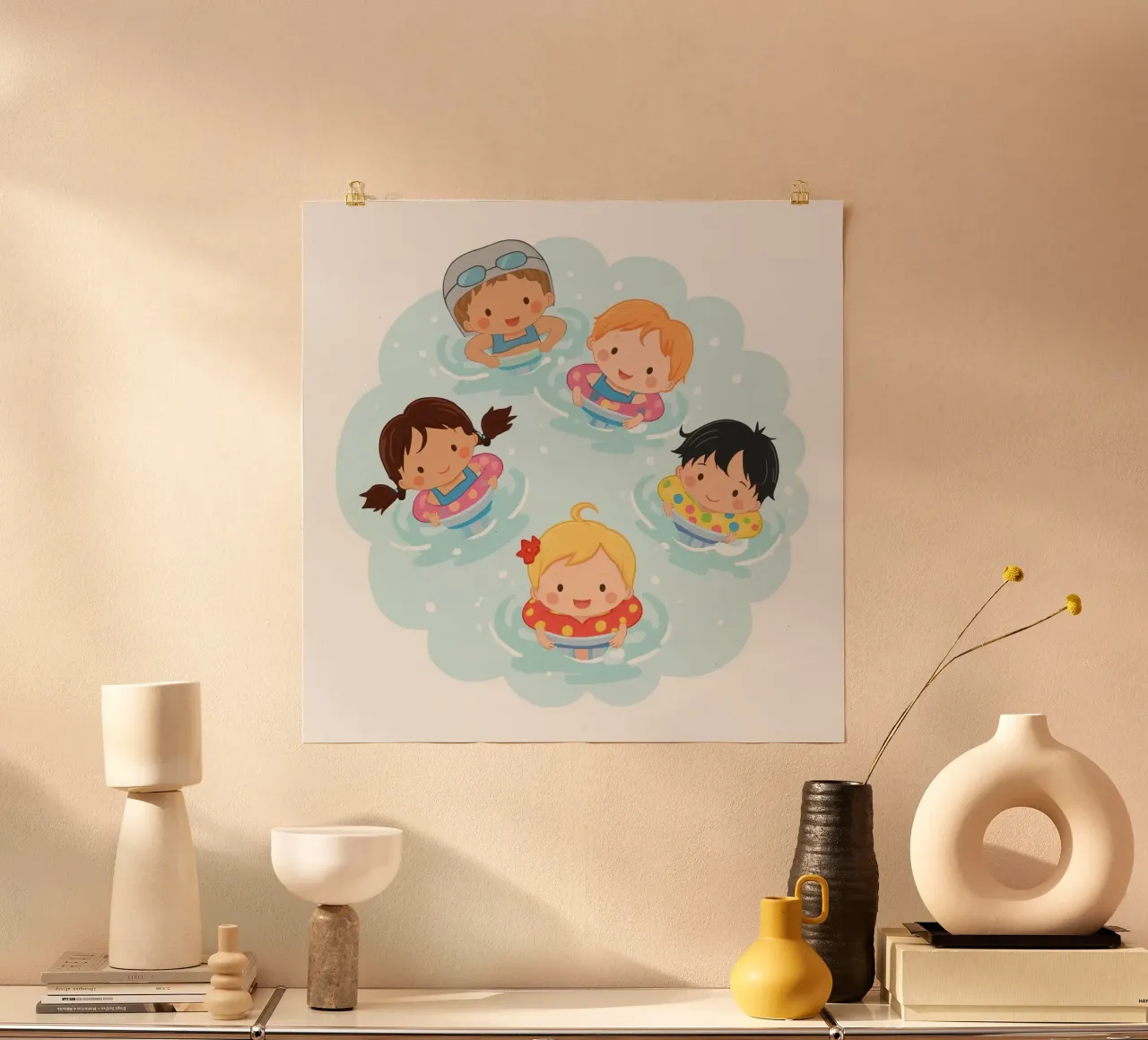 Cinq enfants flottant dans l'eau avec des anneaux de natation Caricature poster avec cadre en bois de DesignDoodle