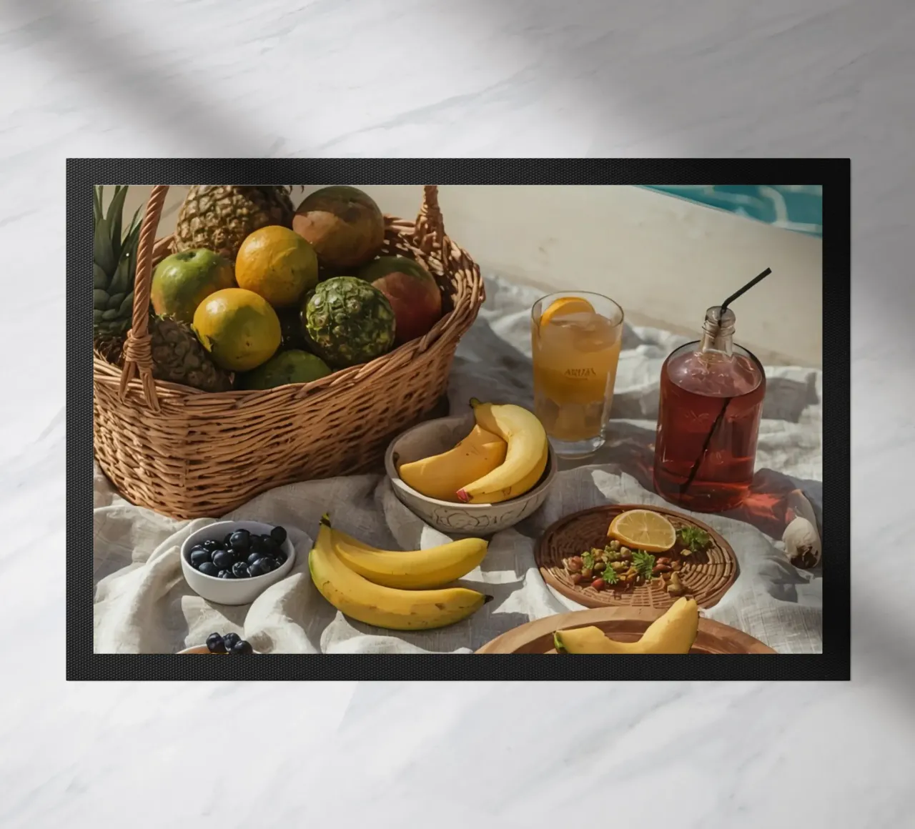 Cestino di frutta e composizione di frutta accanto a una piscina zerbino da DesignDoodle