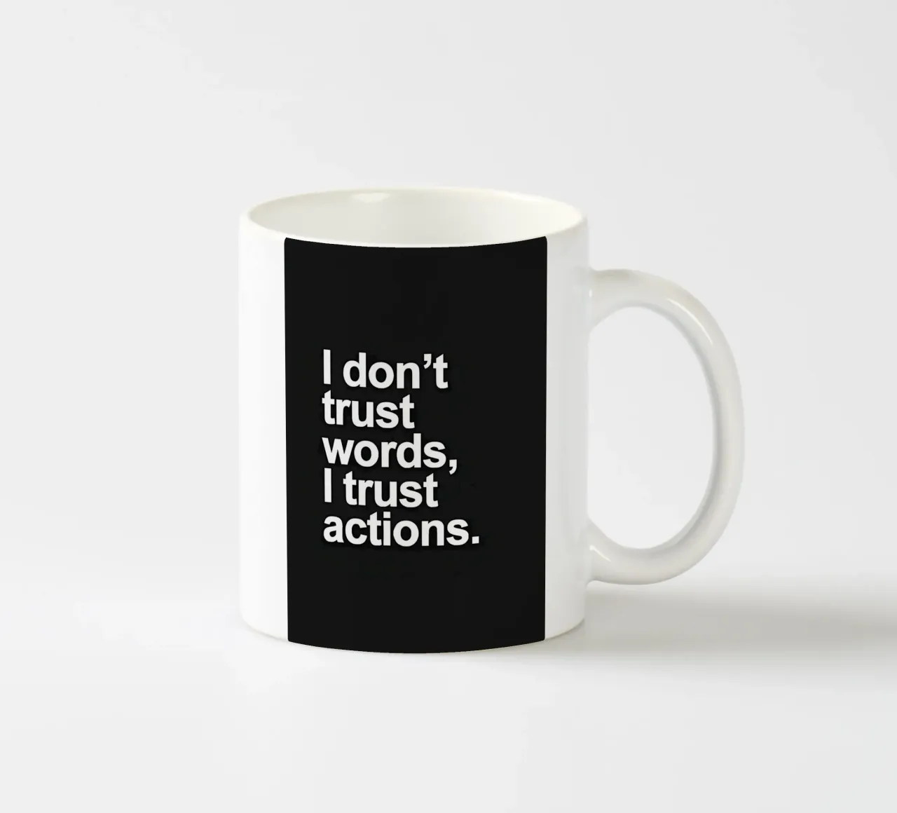 "| don't trust words, trust actions." tazza in ceramica da Type & Tape