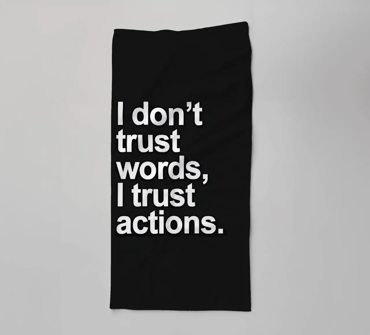 "| don't trust words, trust actions." asciugamano da bagno da Type & Tape