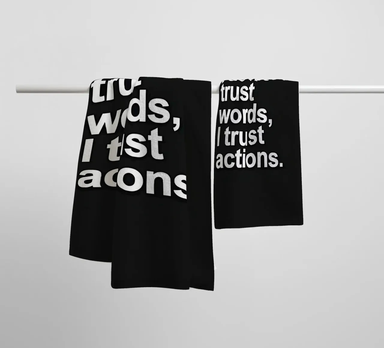 "| don't trust words, trust actions." asciugamano da bagno da Type & Tape