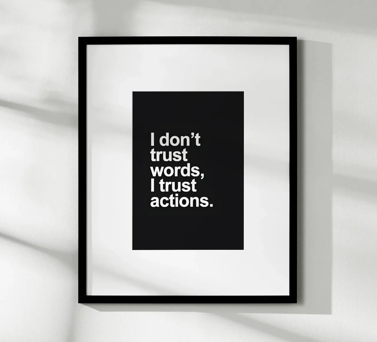 "| don't trust words, trust actions." poster con telaio in alluminio da Type & Tape