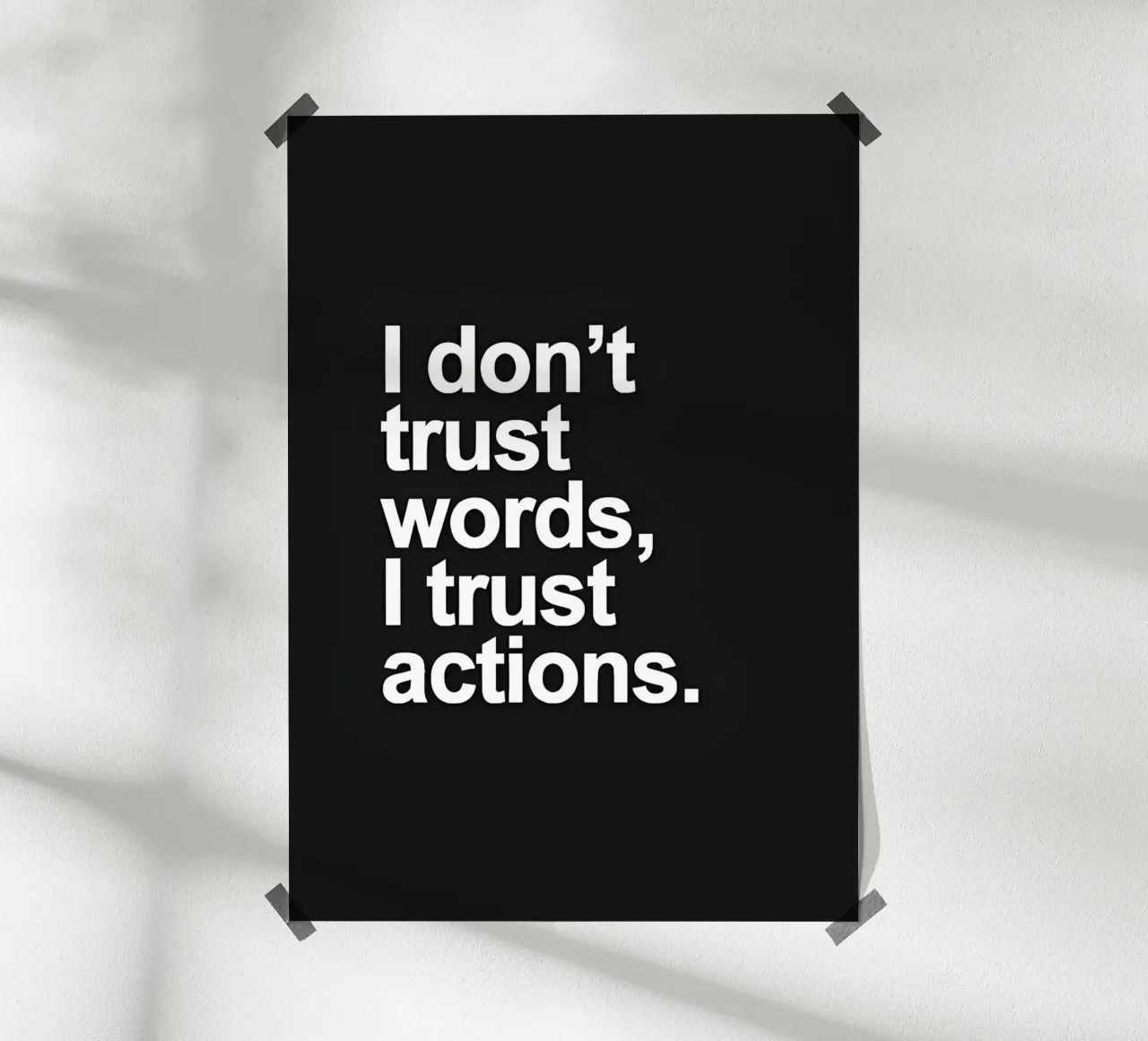 "| don't trust words, trust actions." poster con telaio in alluminio da Type & Tape