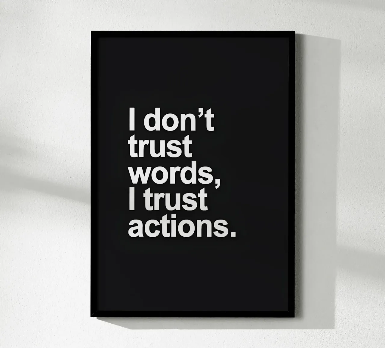 "| don't trust words, trust actions." poster con telaio in alluminio da Type & Tape
