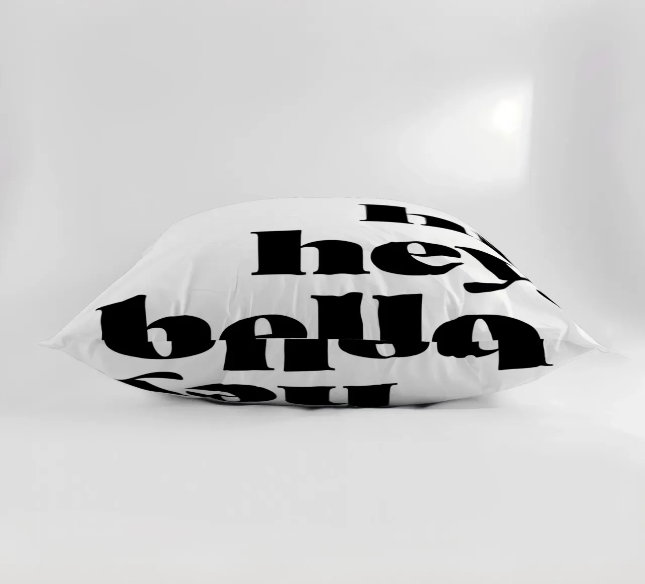 "hi. hey. hello." cuscino da Type & Tape