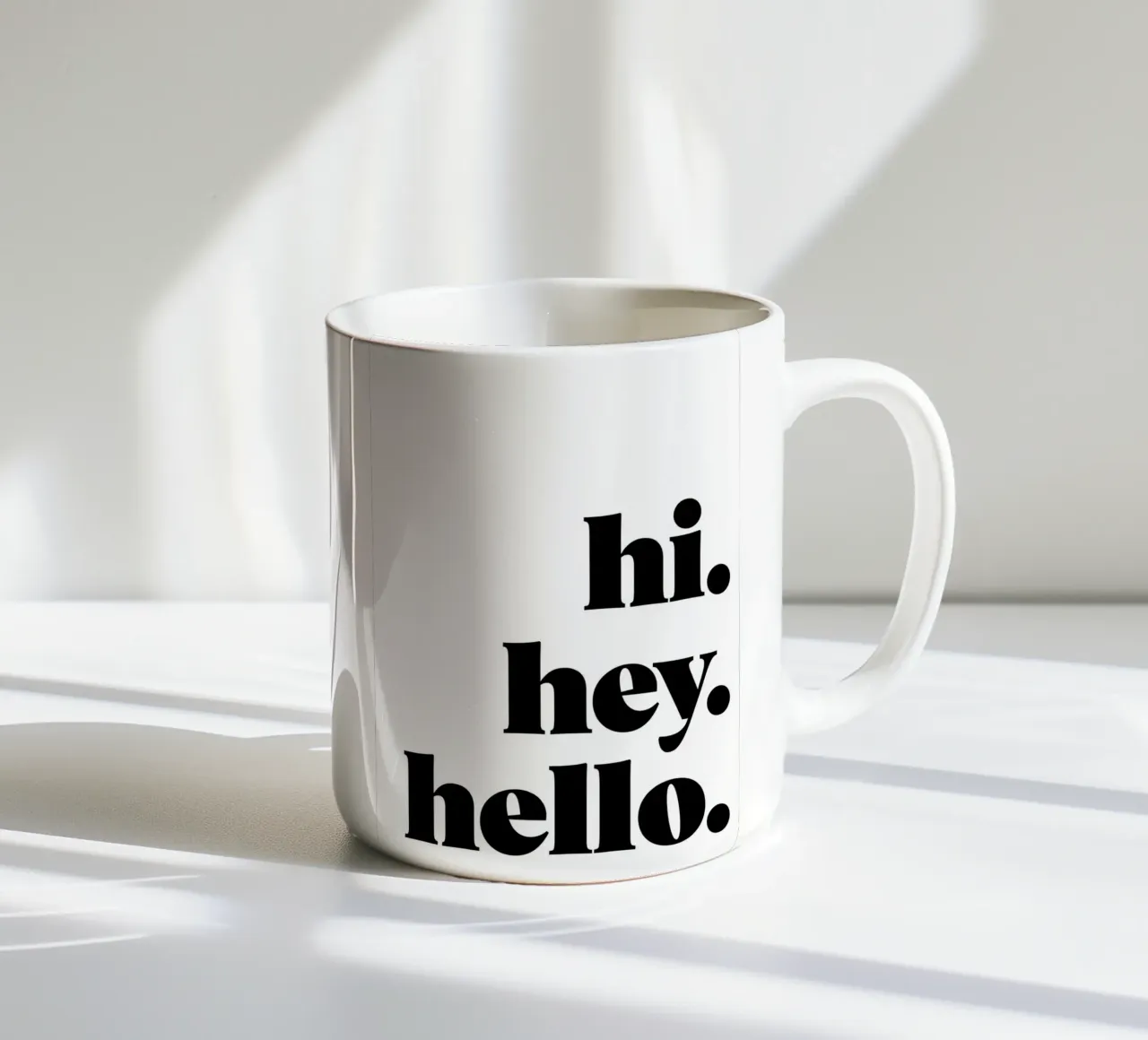 "hi. hey. hello." tazza in ceramica da Type & Tape