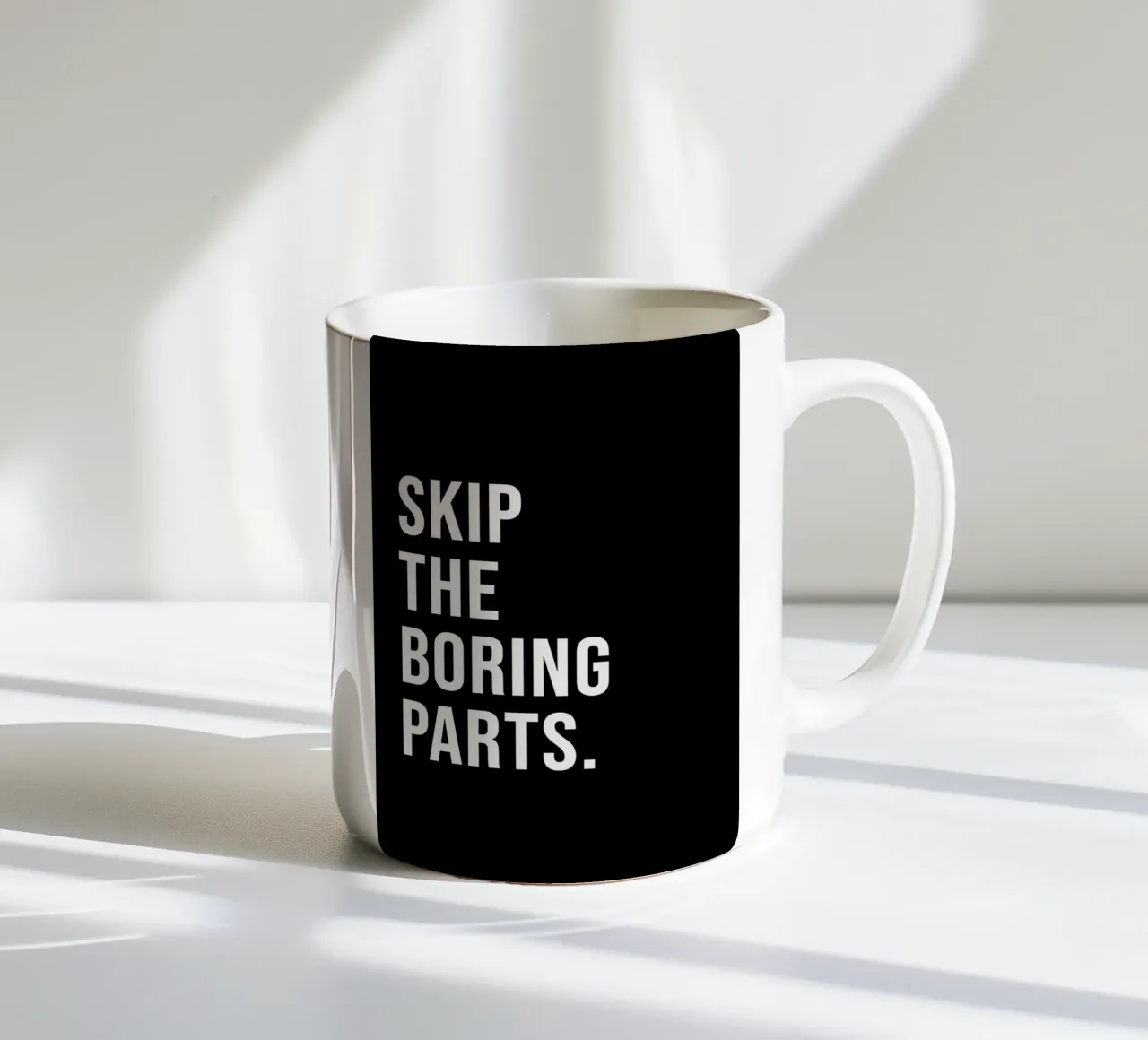"SKIP THE BORING PARTS." tazza in ceramica da Type & Tape