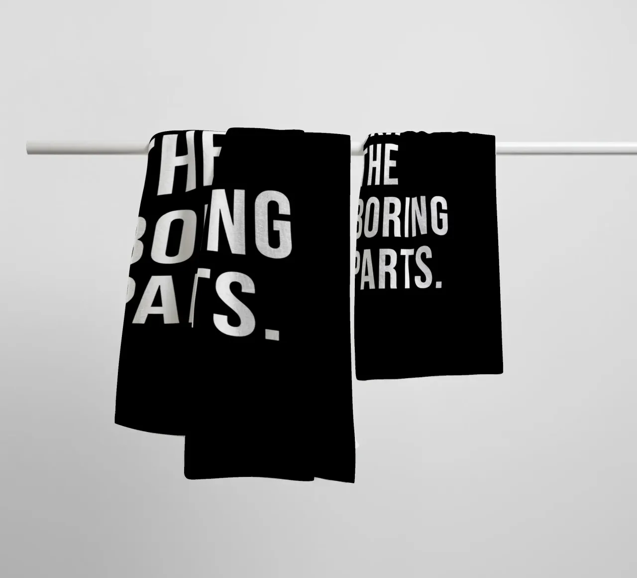 "SKIP THE BORING PARTS." asciugamano da bagno da Type & Tape