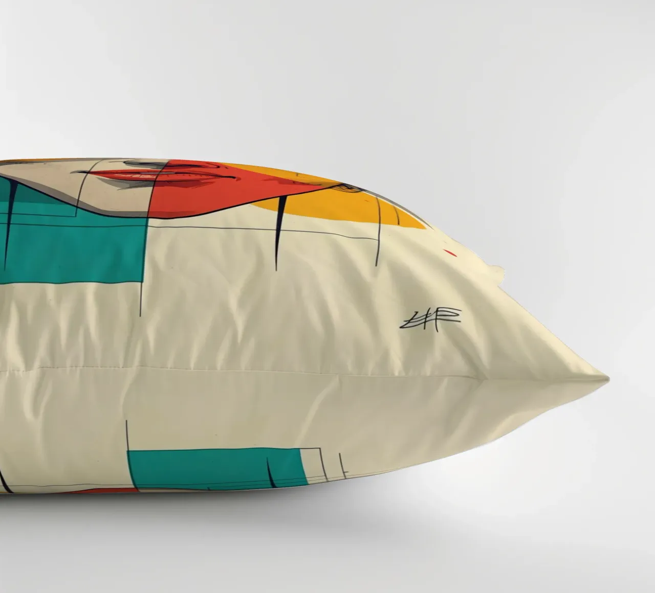 Ritratto geometrico di una donna con schema di colori diviso cuscino da DesignDoodle