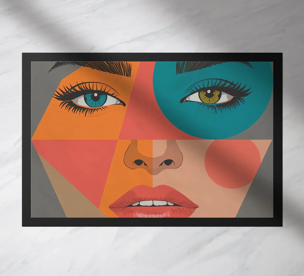 Ritratto geometrico di un volto di donna con colori differenti zerbino da DesignDoodle
