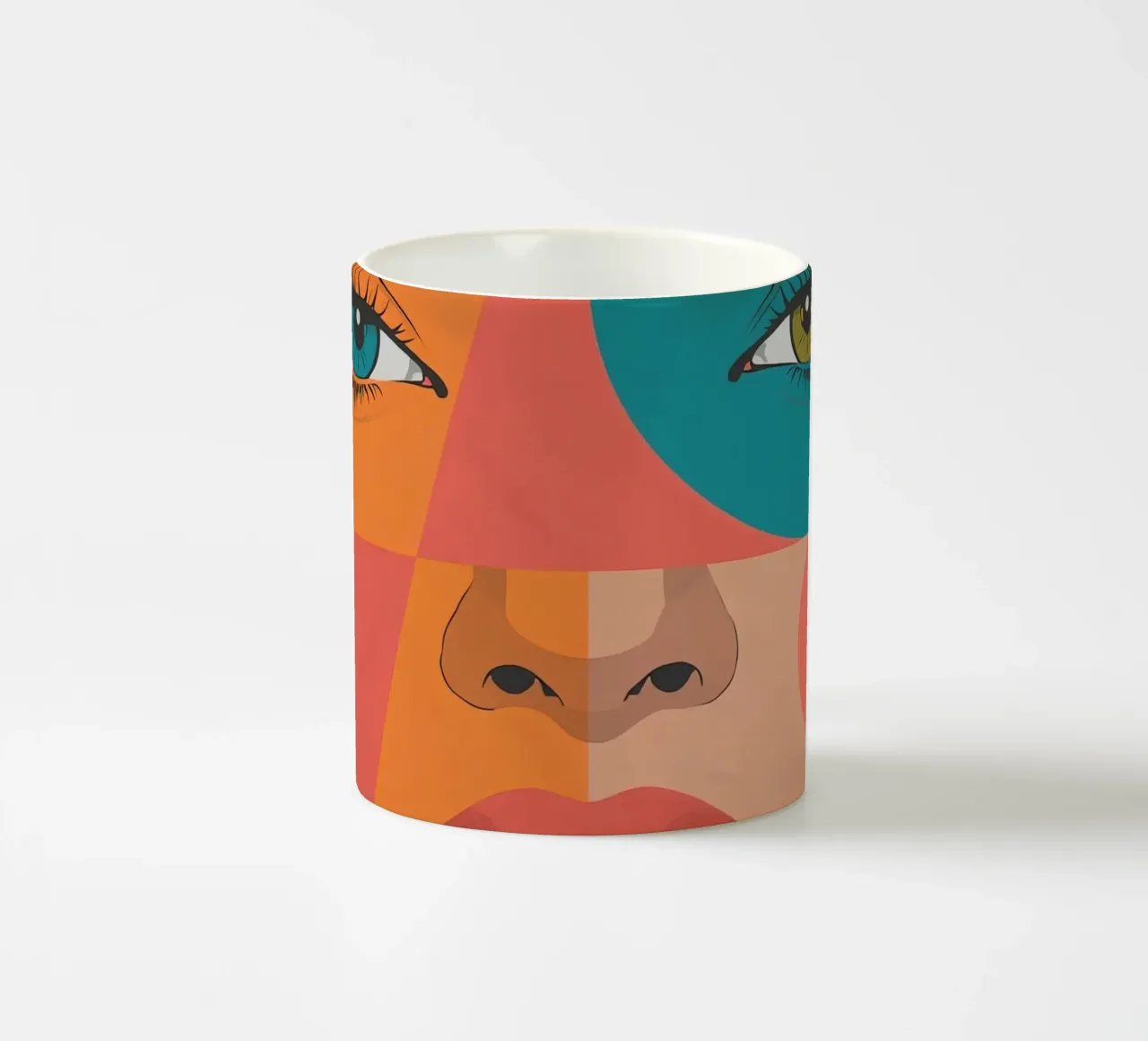 Ritratto geometrico di un volto di donna con colori differenti tazza in ceramica da DesignDoodle