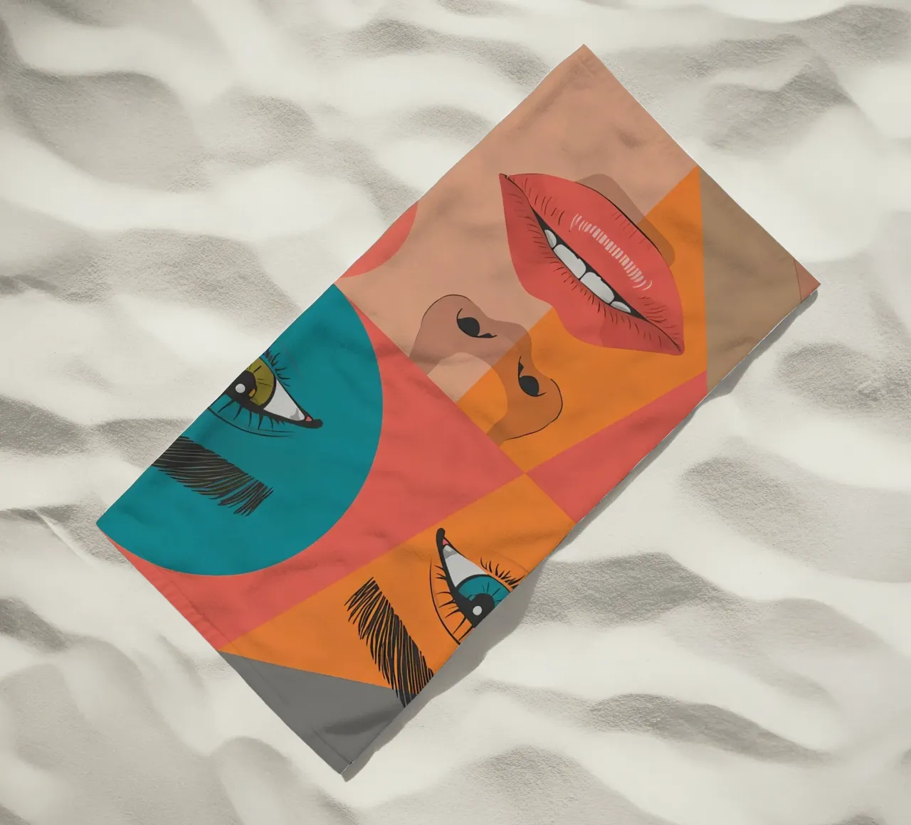 Ritratto geometrico di un volto di donna con colori differenti telo mare da DesignDoodle