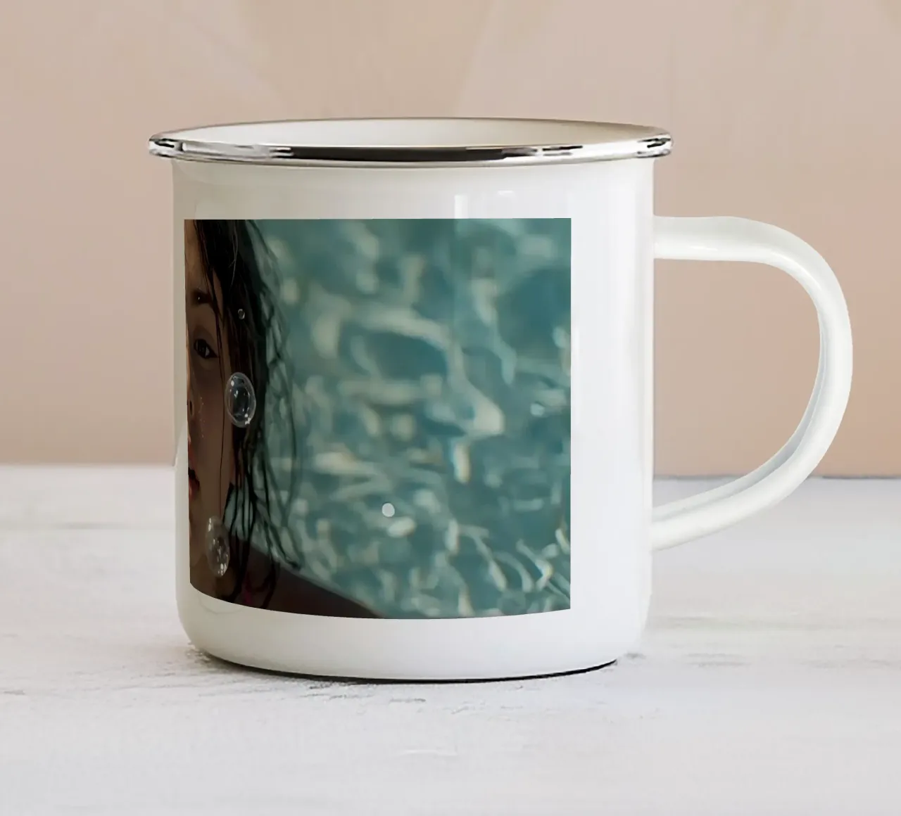 Ragazza in piscina con gocce d'acqua tazza in smalto da DesignDoodle