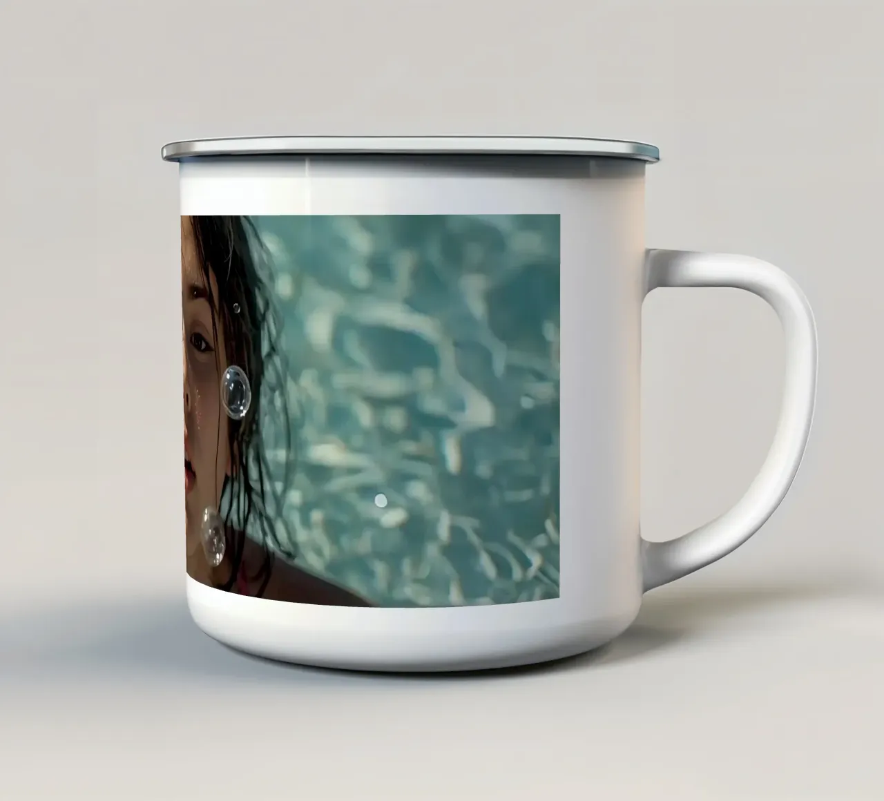 Ragazza in piscina con gocce d'acqua tazza in smalto da DesignDoodle