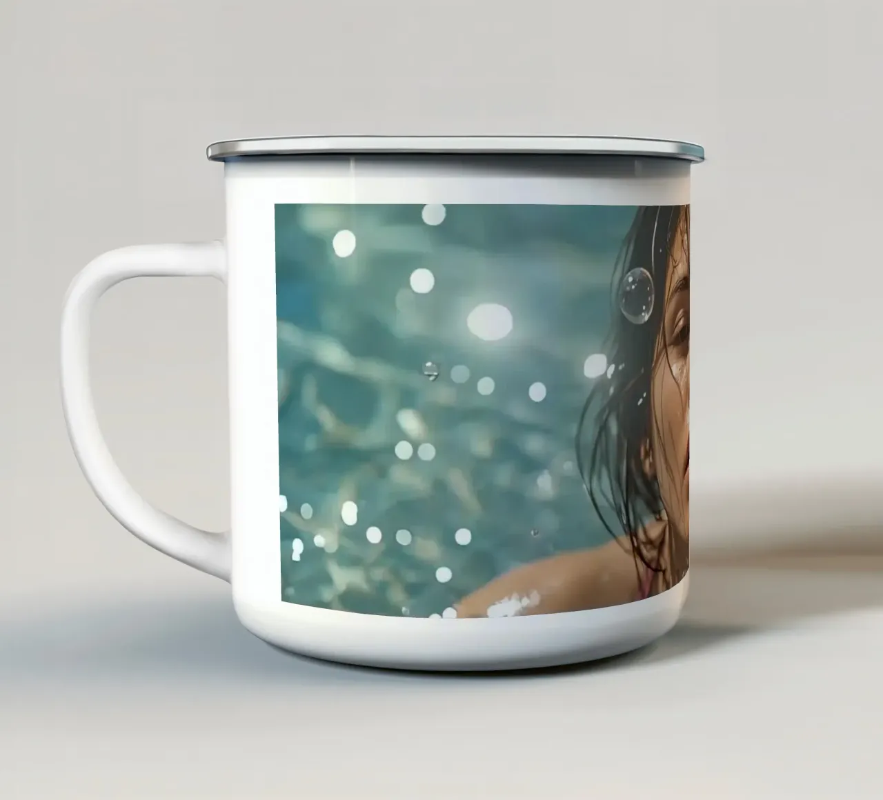 Ragazza in piscina con gocce d'acqua tazza in smalto da DesignDoodle