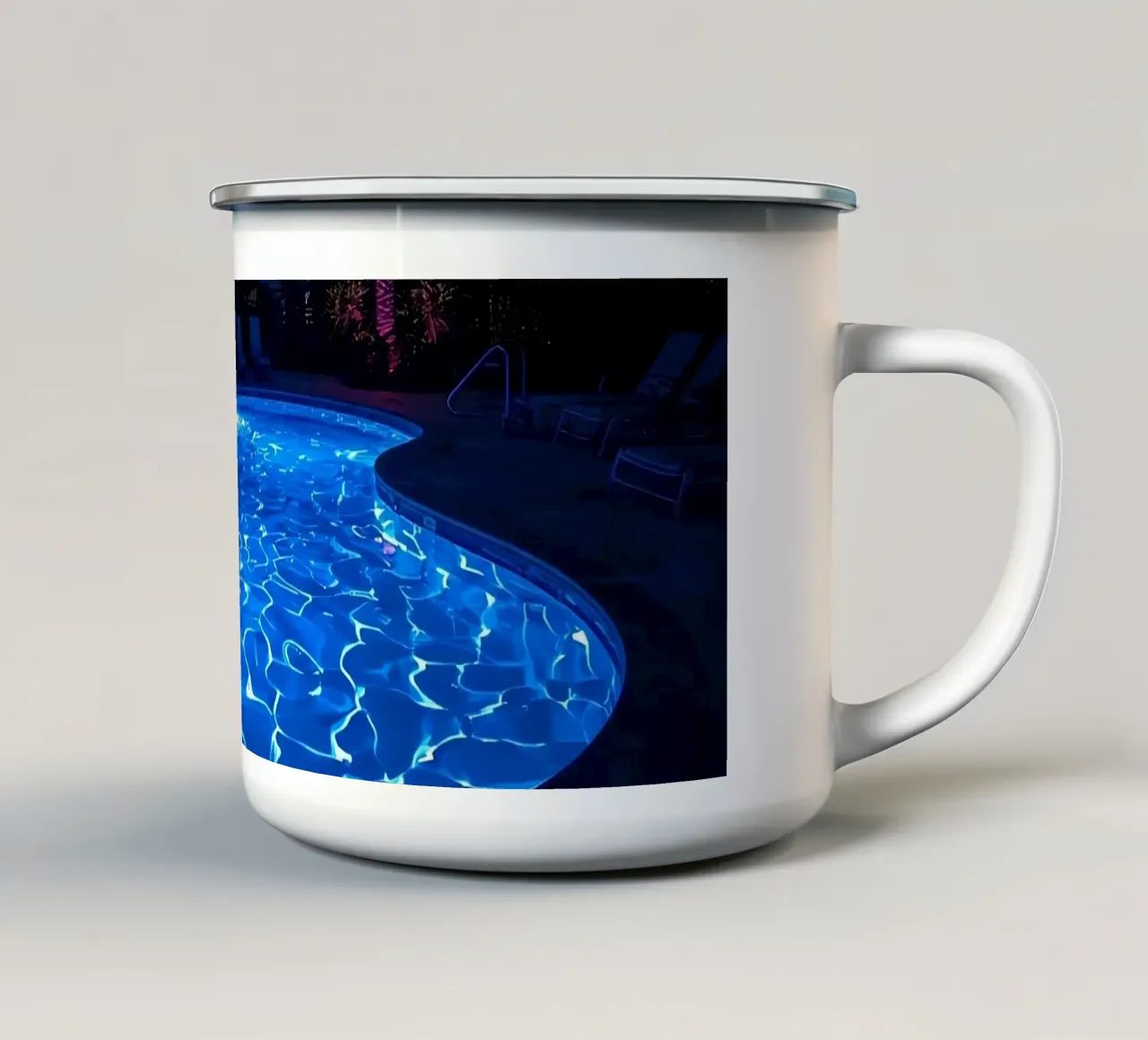 Piscina illuminata di notte con le palme tazza in smalto da DesignDoodle