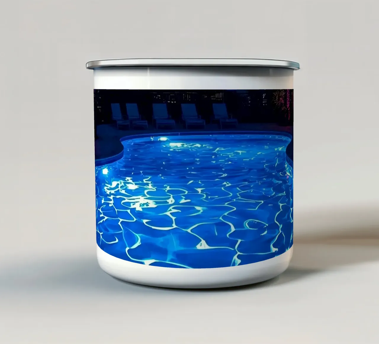 Piscina illuminata di notte con le palme tazza in smalto da DesignDoodle
