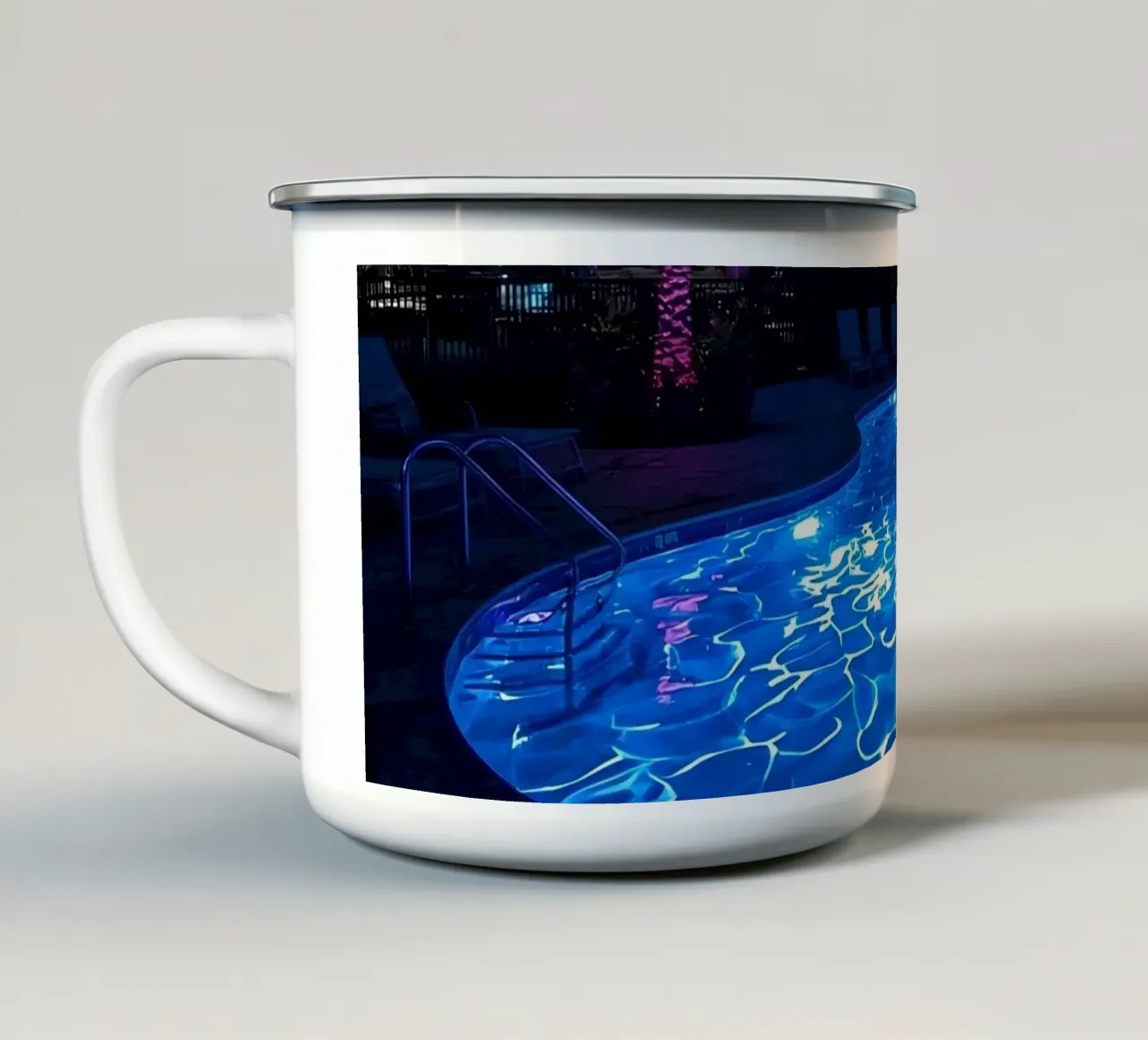 Piscina illuminata di notte con le palme tazza in smalto da DesignDoodle