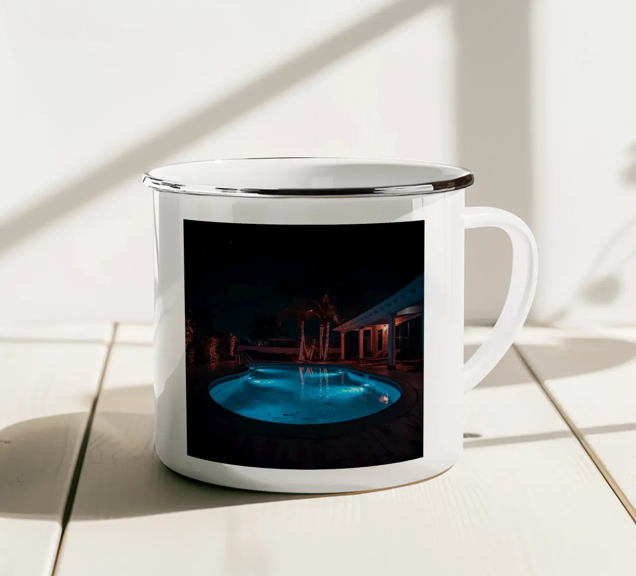 Piscina illuminata con palme tazza in smalto da DesignDoodle