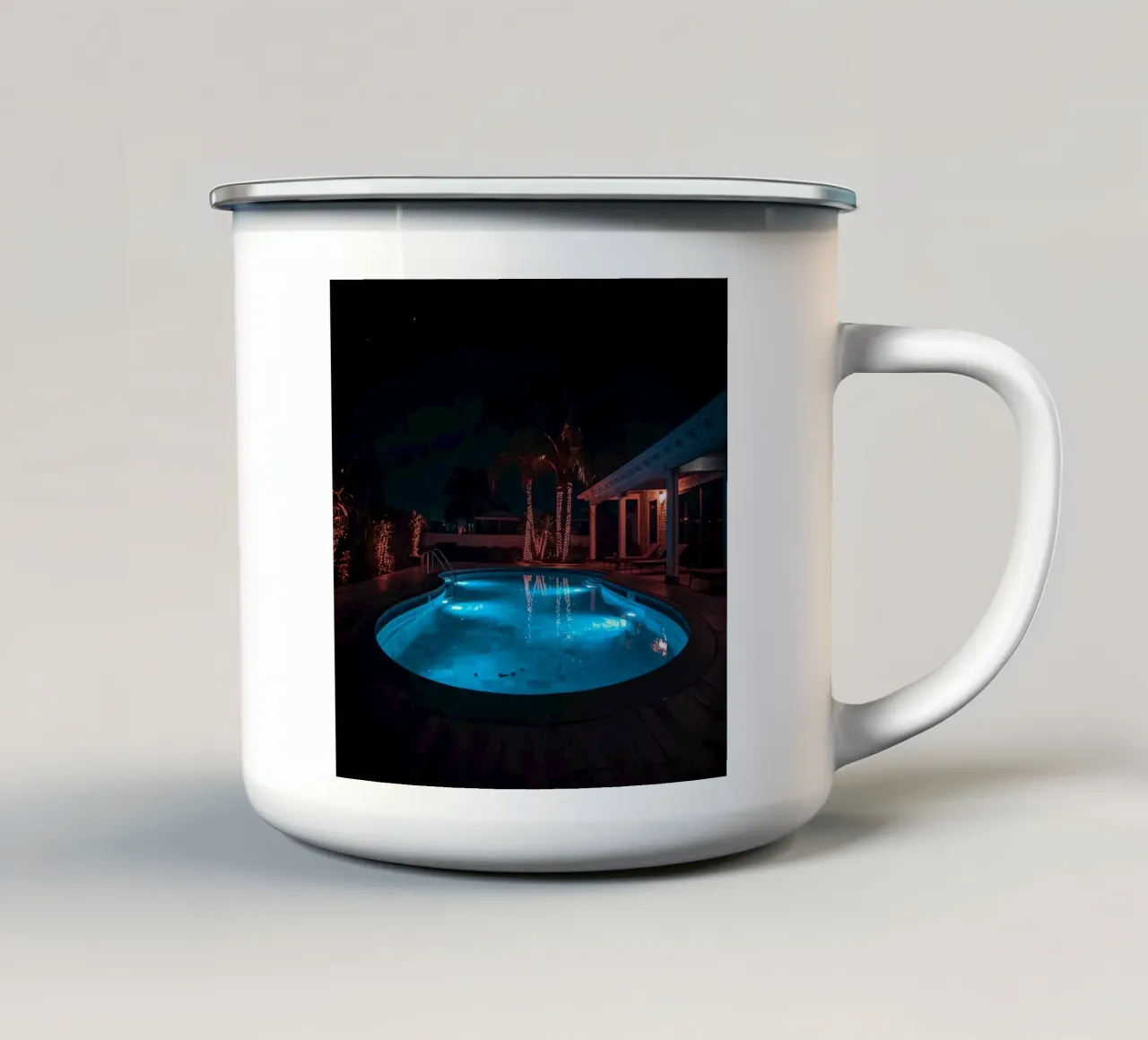 Piscina illuminata con palme tazza in smalto da DesignDoodle