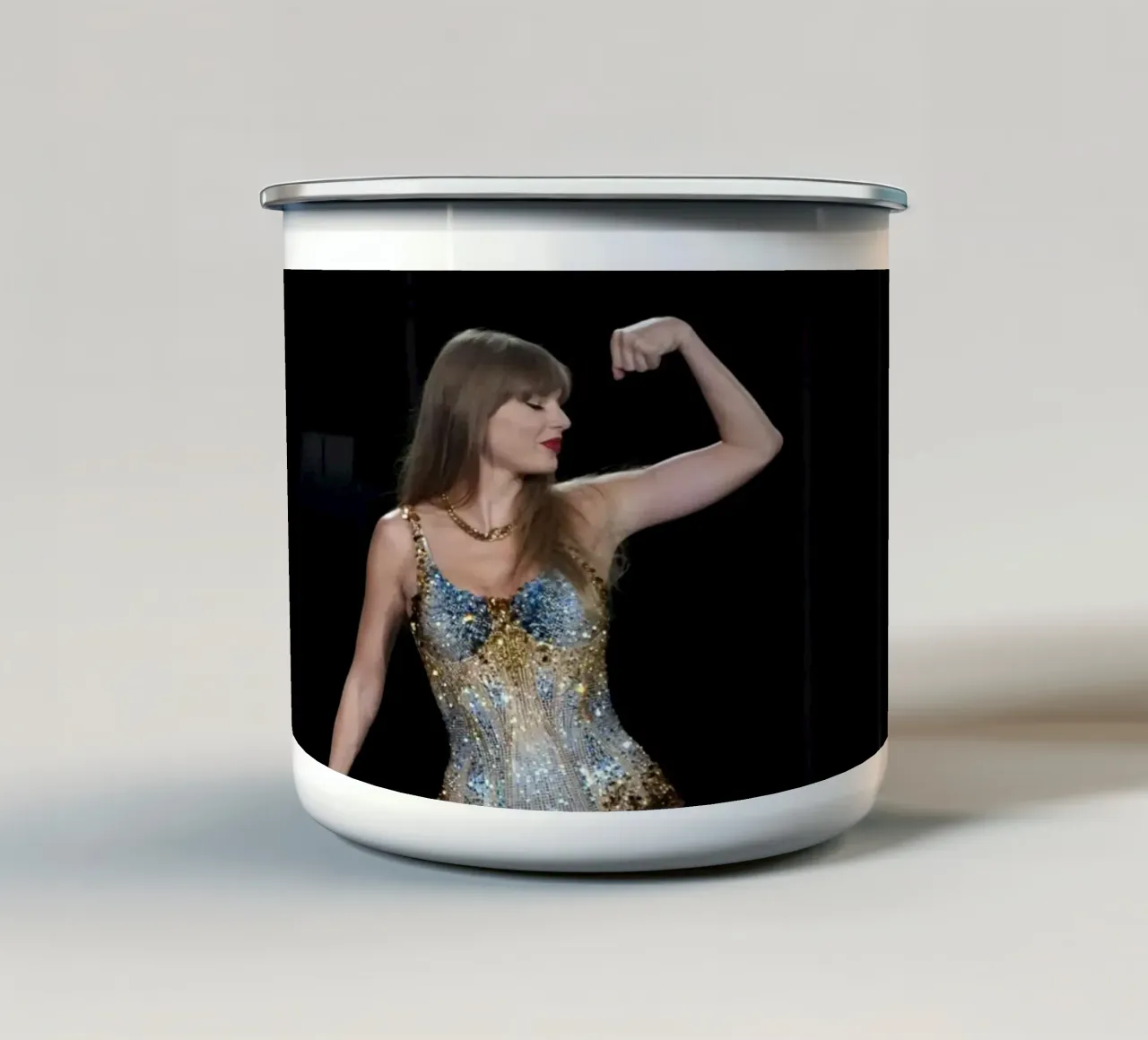 Sterke vrouw Taylor Gierzwaluwen emaille mok van Home Band Shop