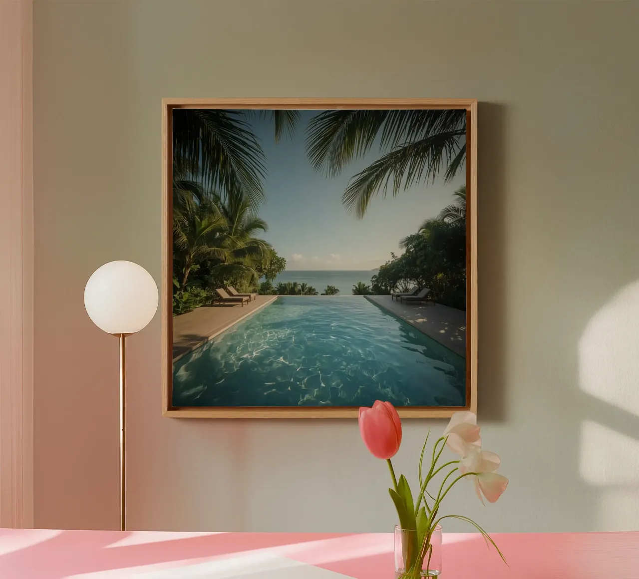 Infinity-Pool mit Blick auf das Meer mit Liegestühlen und Palmen Leinwand mit Schattenfugenrahmen von DesignDoodle