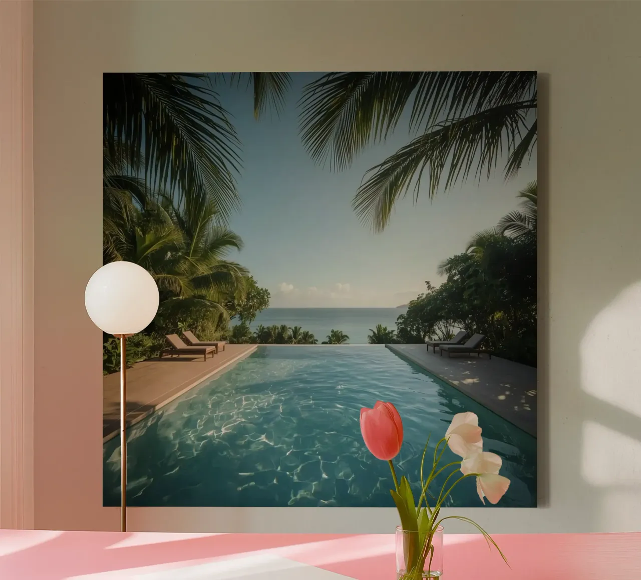 Infinity-Pool mit Blick auf das Meer mit Liegestühlen und Palmen Leinwand mit Schattenfugenrahmen von DesignDoodle