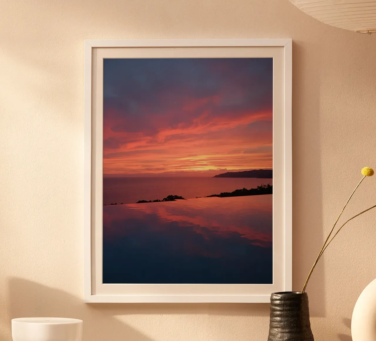 Zonsondergang gereflecteerd in oneindig zwembad poster met aluminium frame van DesignDoodle