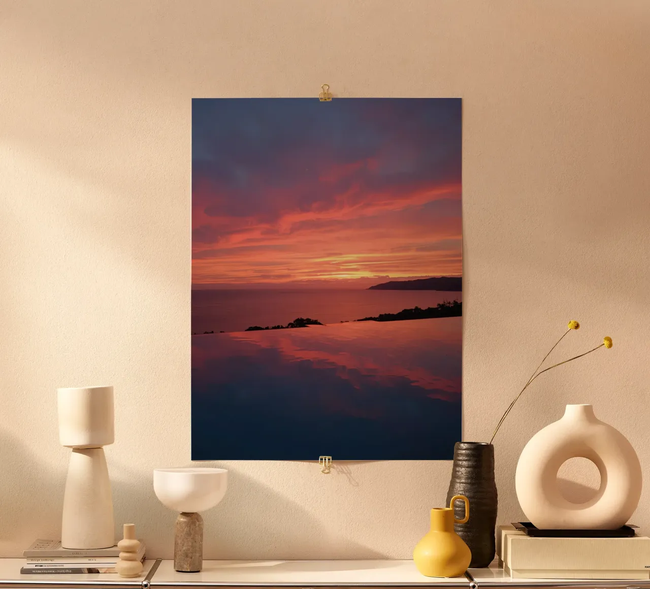 Zonsondergang gereflecteerd in oneindig zwembad poster met aluminium frame van DesignDoodle