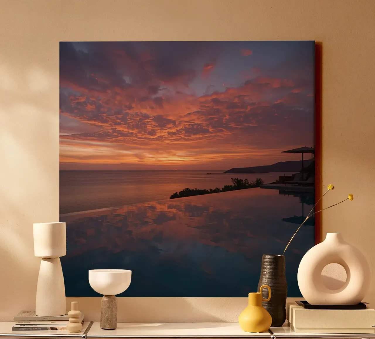 Zonsondergang in de oceaan die weerspiegelt in het oneindige zwembad canvas met Baklijst van DesignDoodle