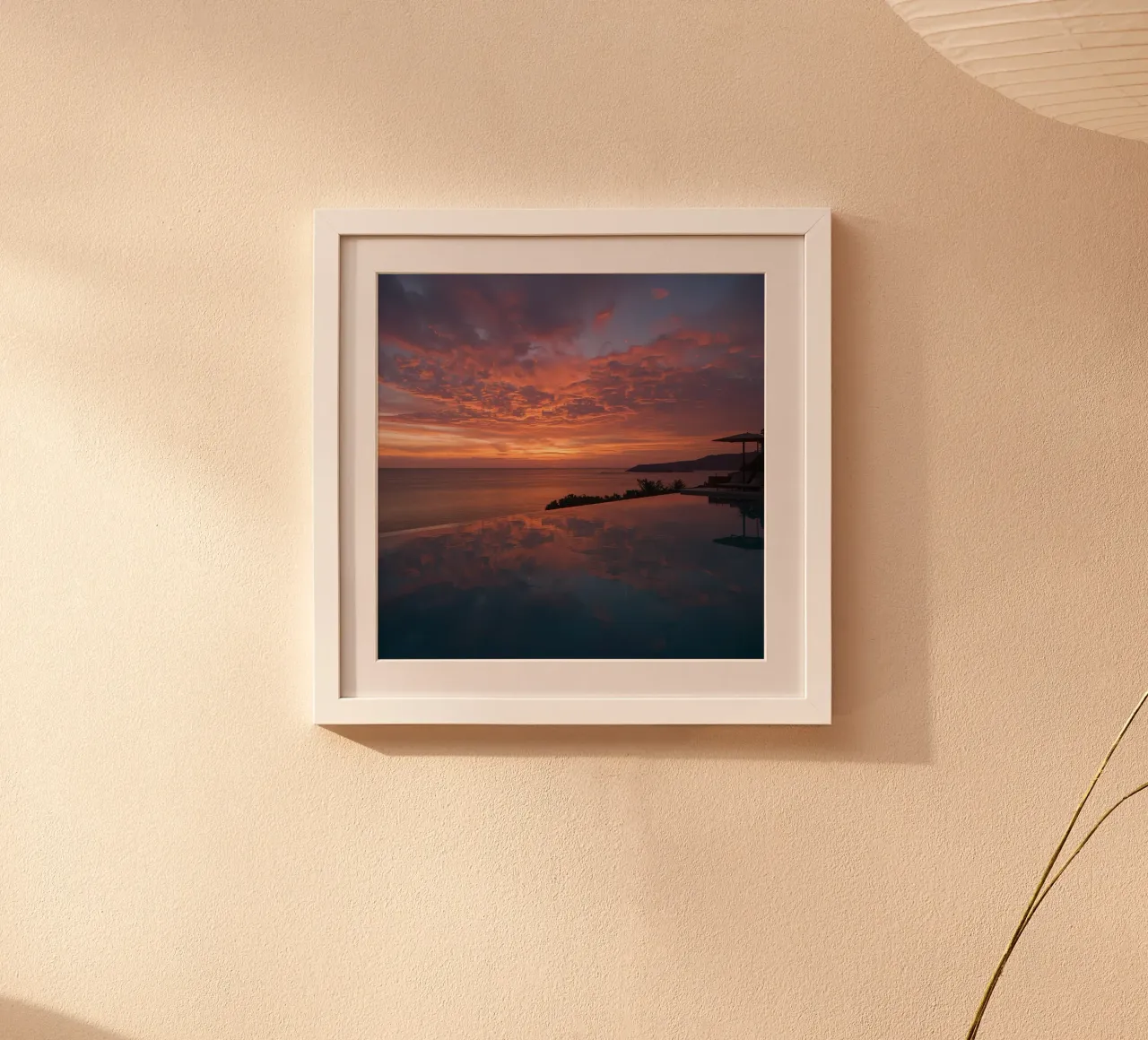 Zonsondergang in de oceaan die weerspiegelt in het oneindige zwembad poster met houten frame van DesignDoodle