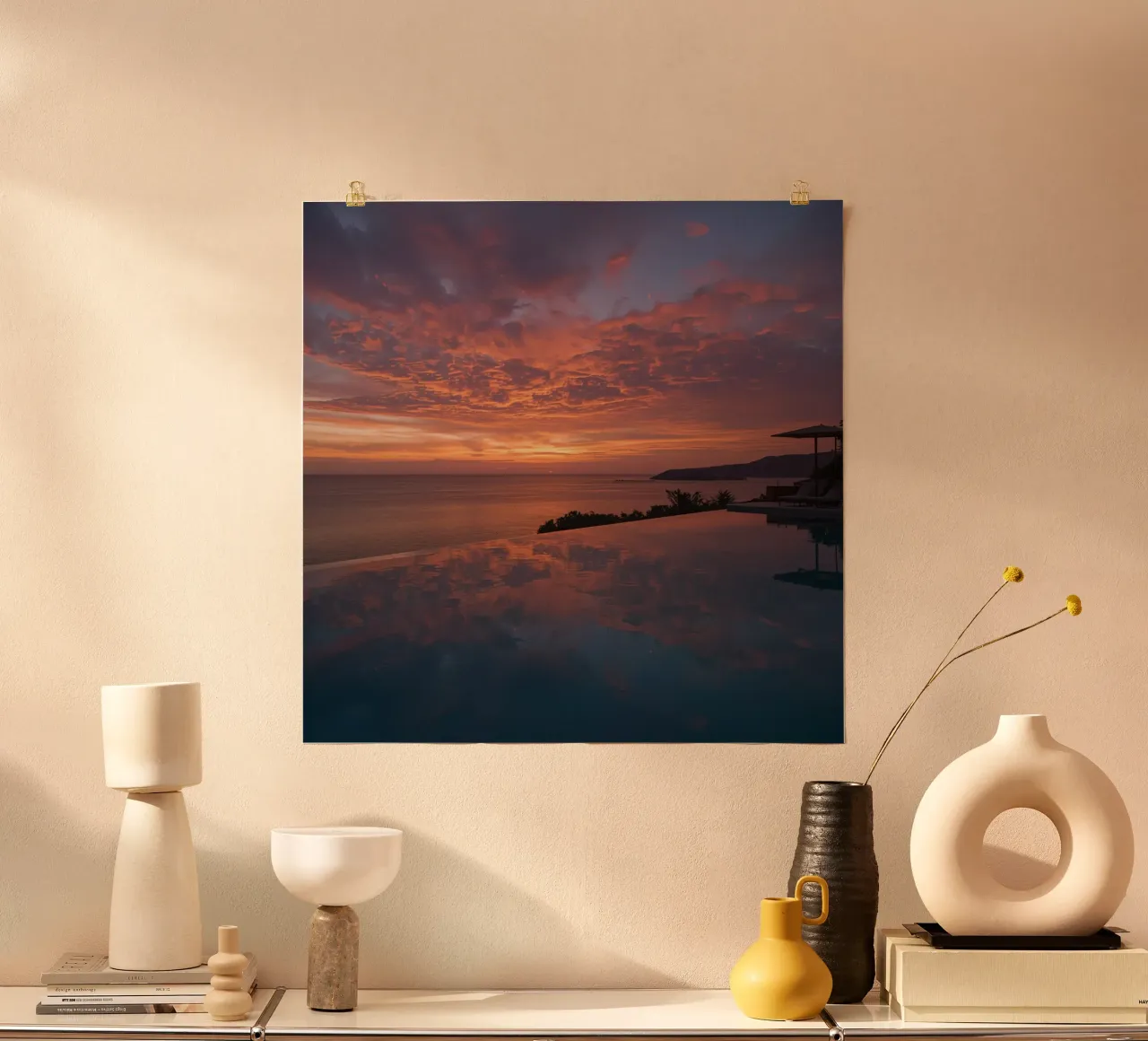 Zonsondergang in de oceaan die weerspiegelt in het oneindige zwembad poster met houten frame van DesignDoodle