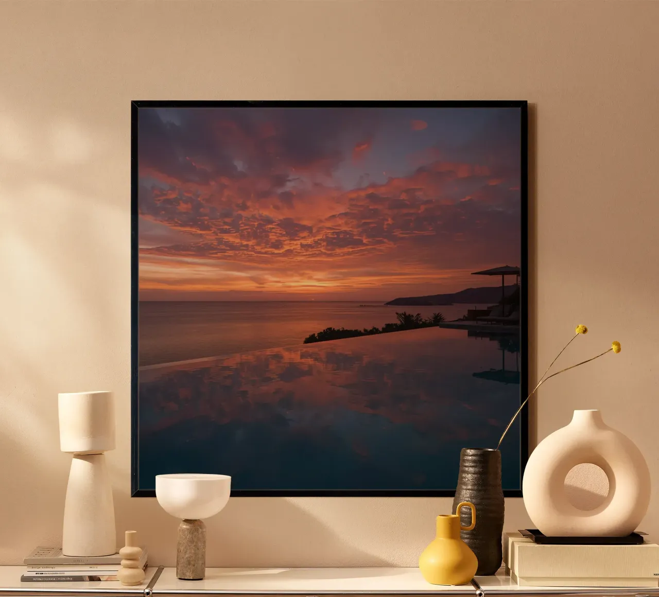 Zonsondergang in de oceaan die weerspiegelt in het oneindige zwembad poster met houten frame van DesignDoodle