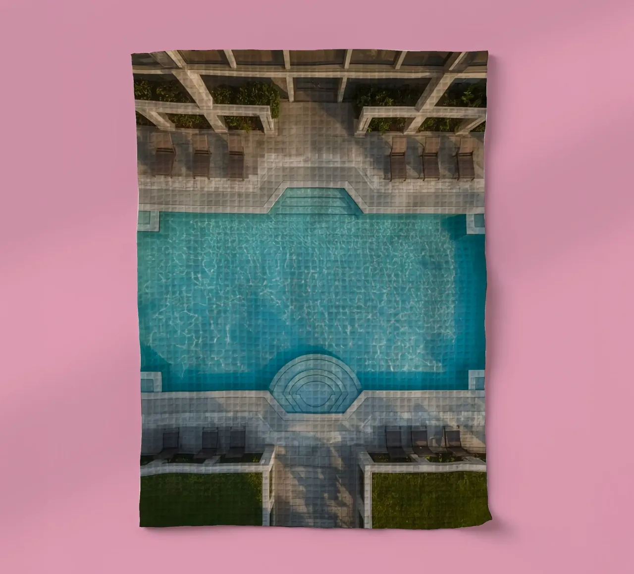 Vue aérienne d'une piscine rectangulaire et d'un patio torchon de DesignDoodle