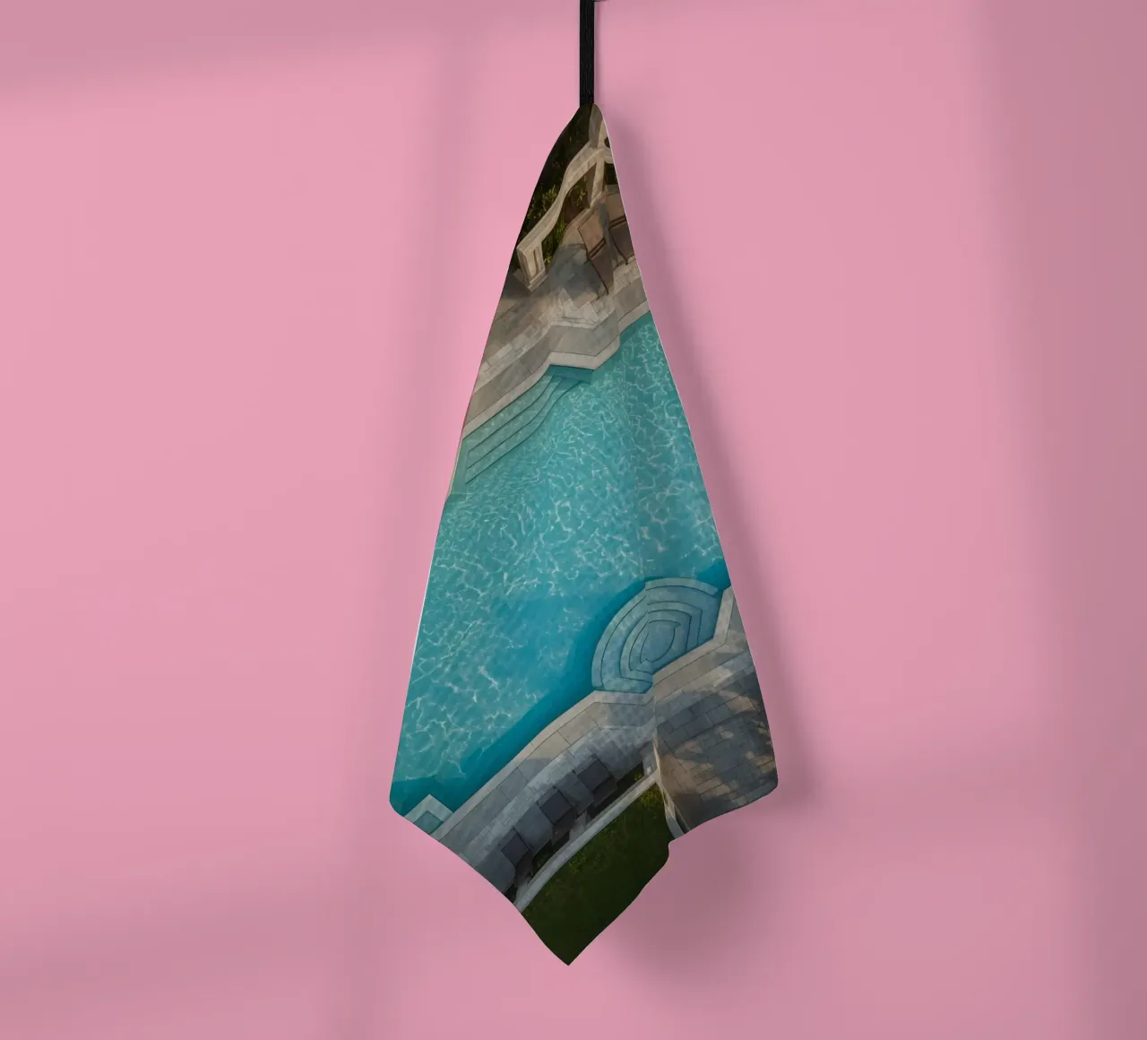 Vue aérienne d'une piscine rectangulaire et d'un patio torchon de DesignDoodle