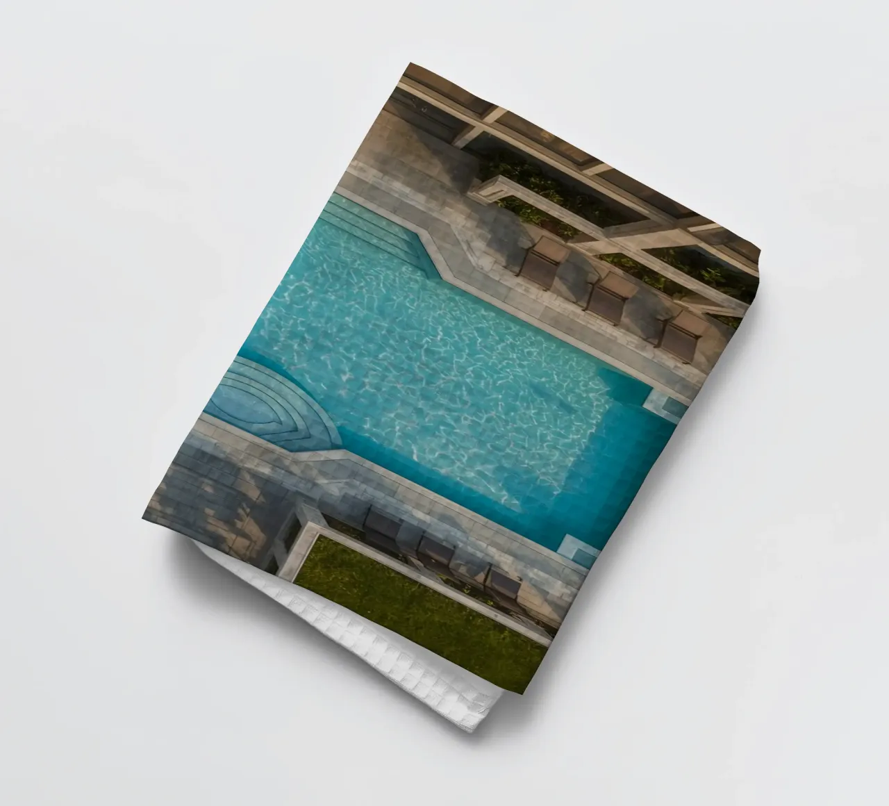 Vue aérienne d'une piscine rectangulaire et d'un patio torchon de DesignDoodle