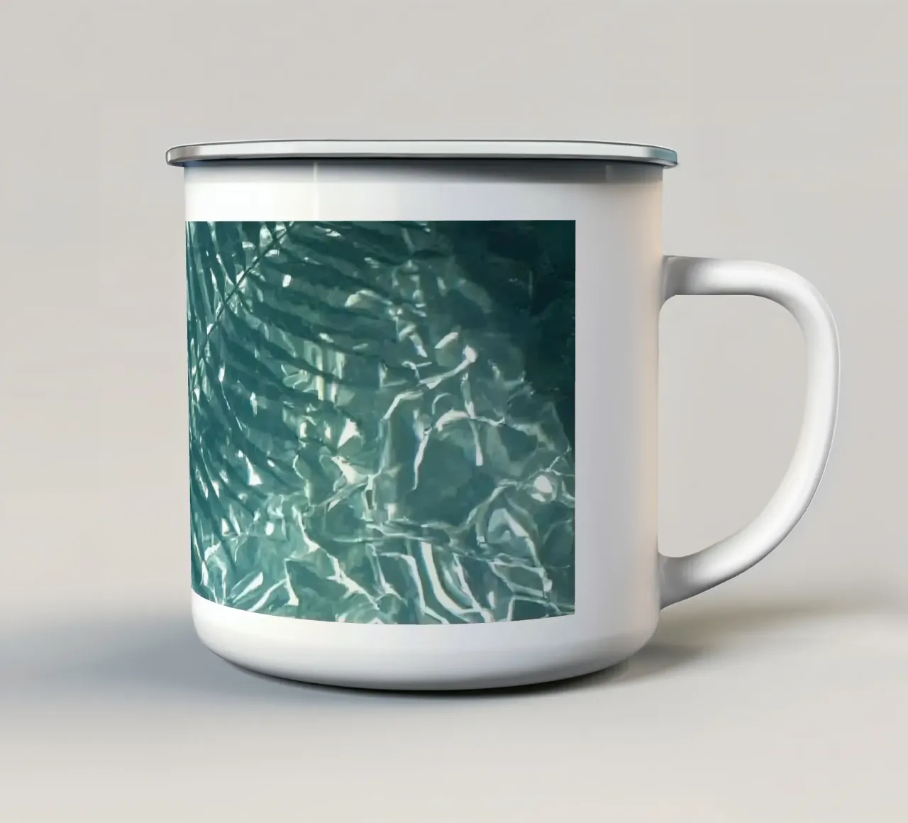Ombra di fronde di palma in acqua tazza in smalto da DesignDoodle