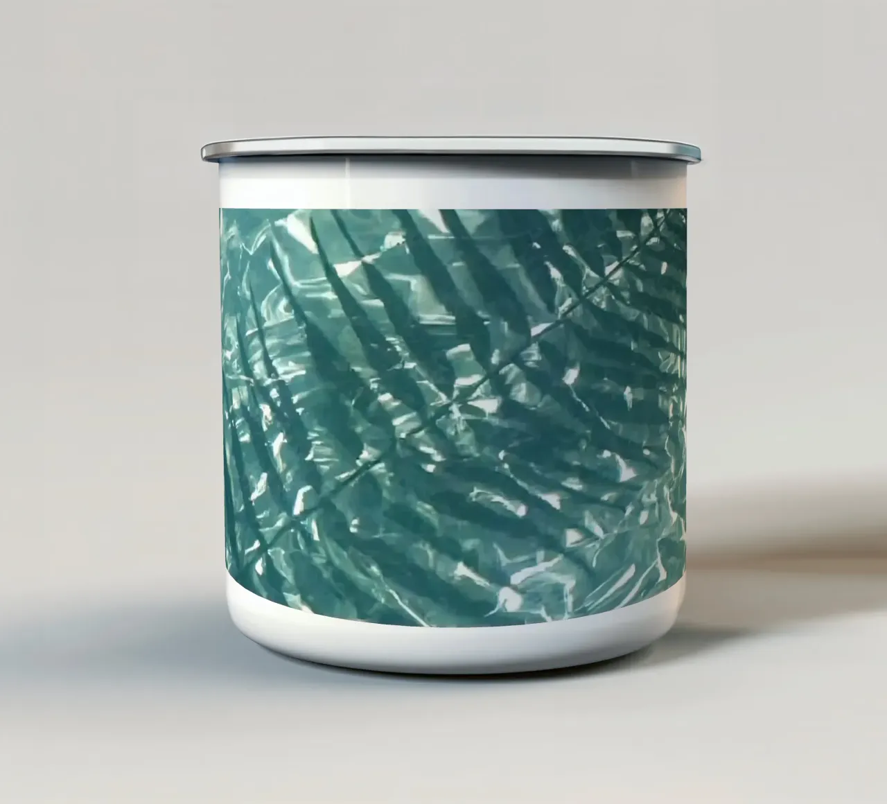 Ombra di fronde di palma in acqua tazza in smalto da DesignDoodle