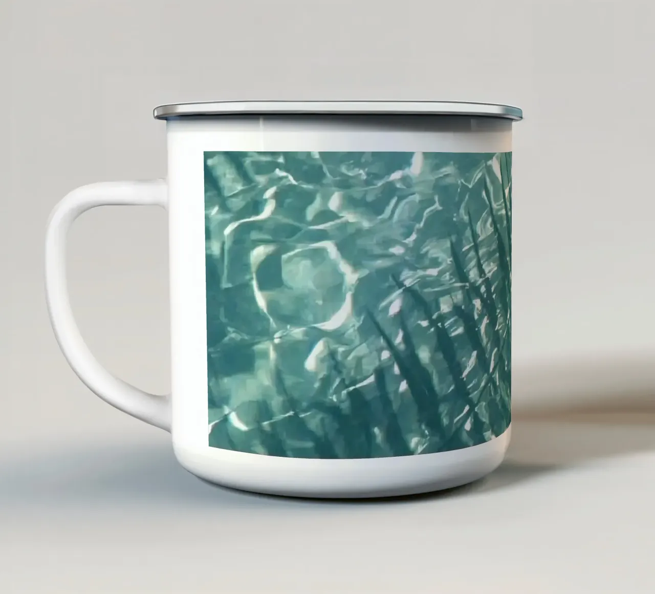 Ombra di fronde di palma in acqua tazza in smalto da DesignDoodle