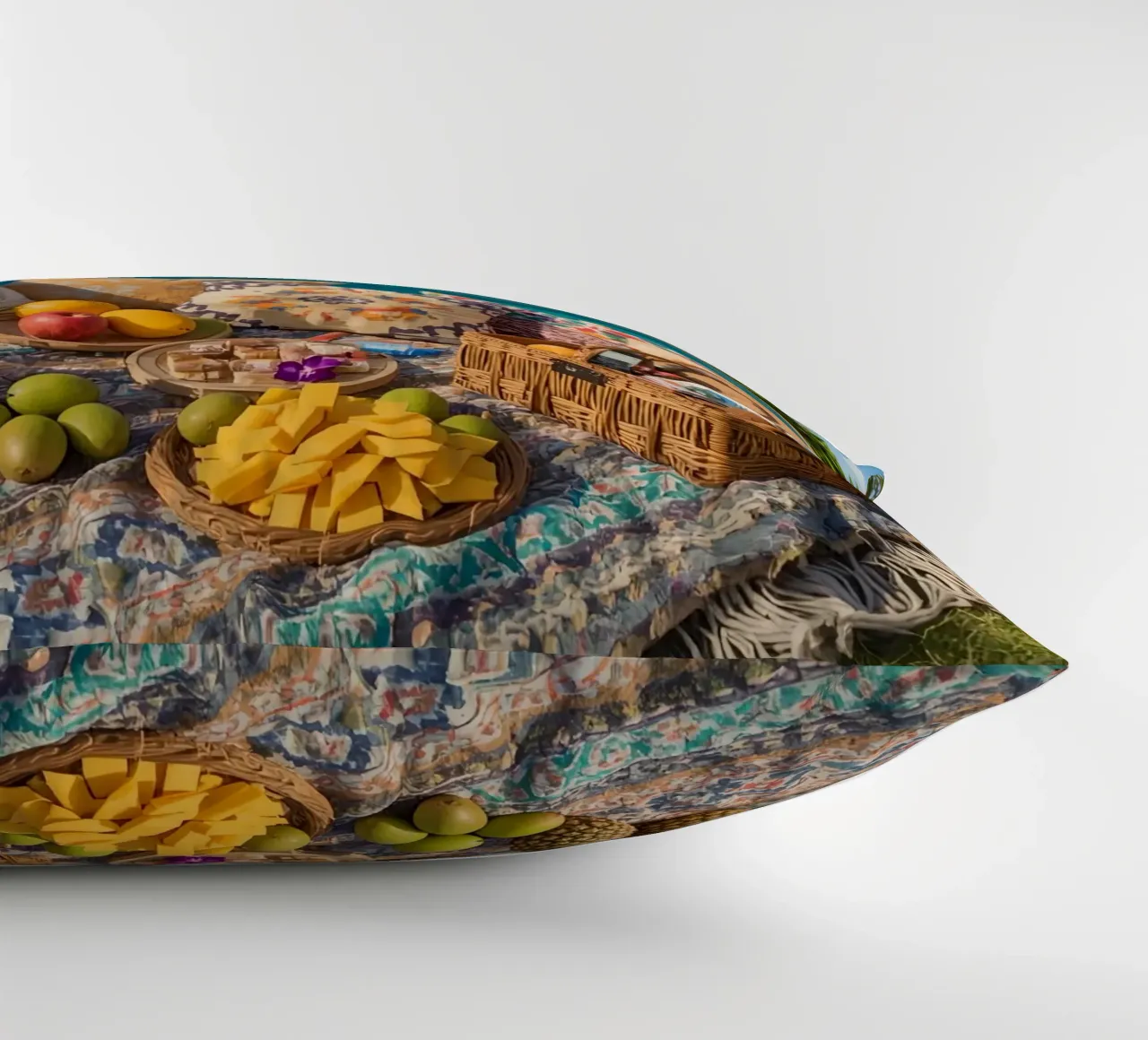Picnic a bordo piscina con cuscini di frutta e cestino di vimini cuscino da DesignDoodle