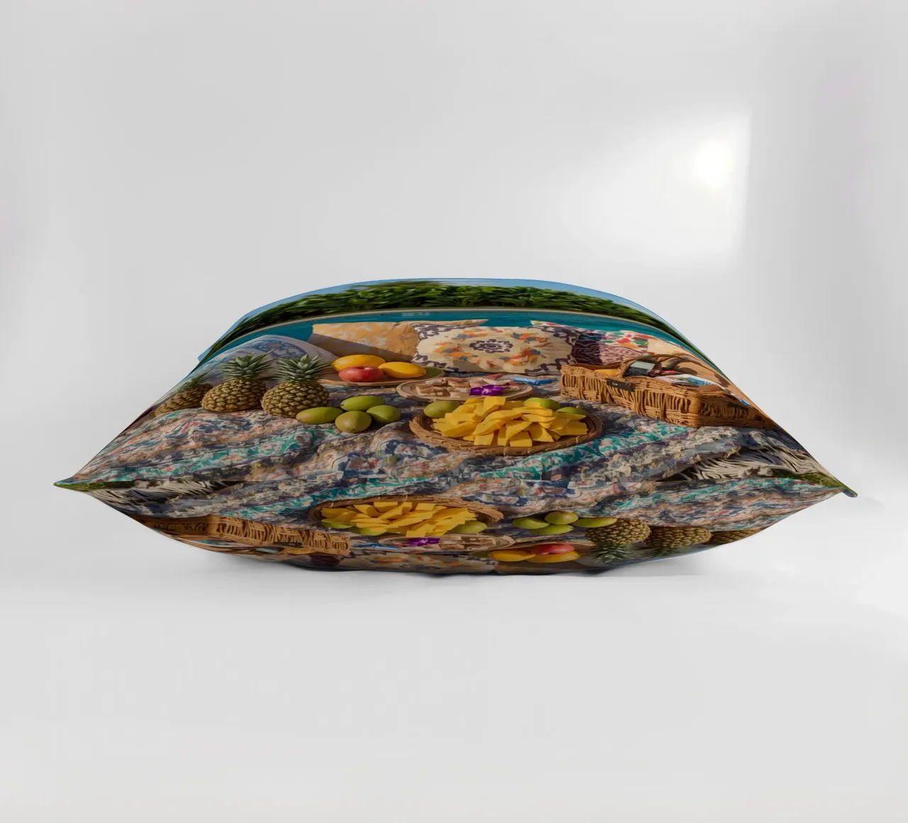 Picnic a bordo piscina con cuscini di frutta e cestino di vimini cuscino da DesignDoodle