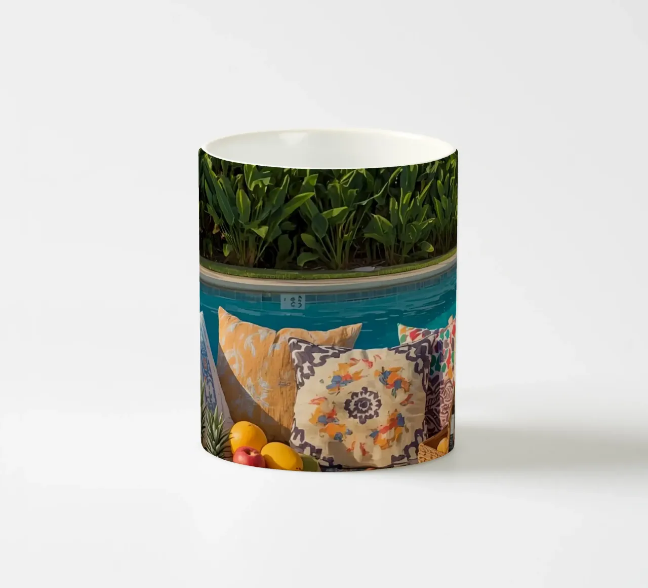 Picnic a bordo piscina con cuscini di frutta e cestino di vimini tazza in ceramica da DesignDoodle