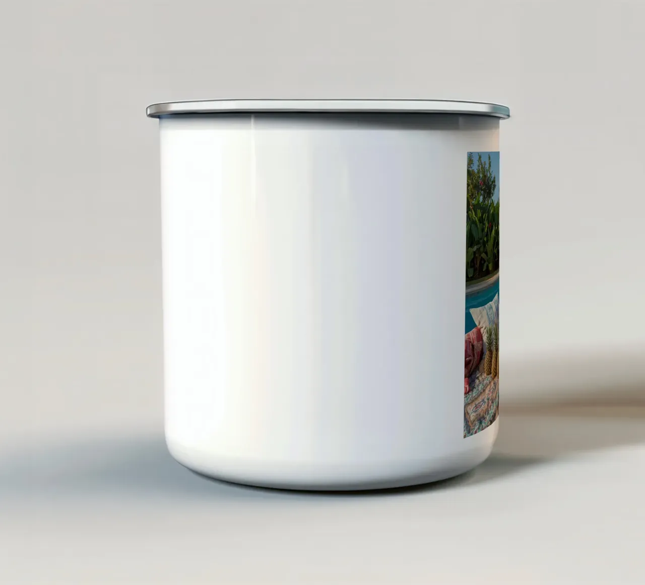 Picnic a bordo piscina con cuscini di frutta e cestino di vimini tazza in smalto da DesignDoodle