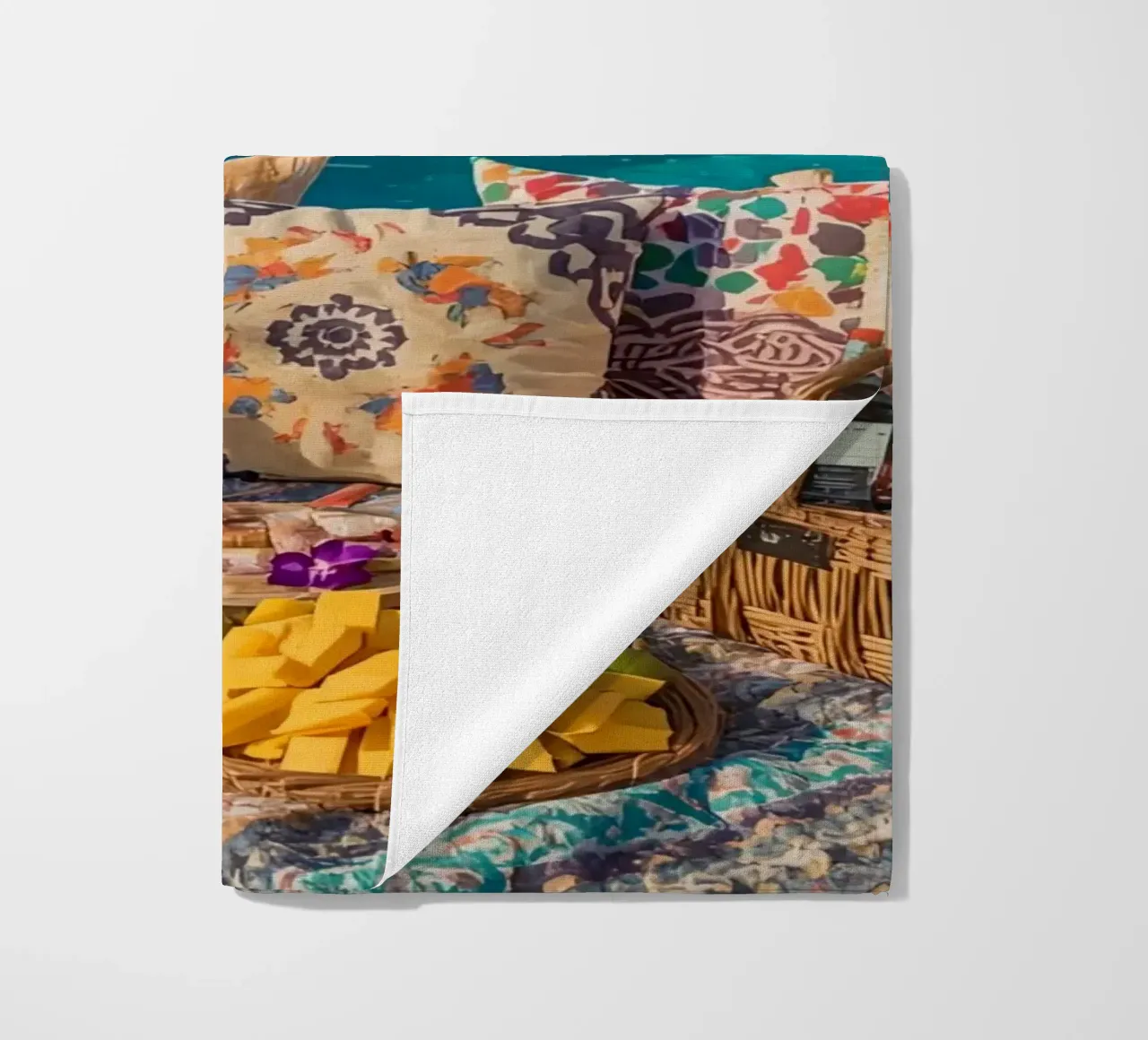 Picnic a bordo piscina con cuscini di frutta e cestino di vimini telo mare da DesignDoodle