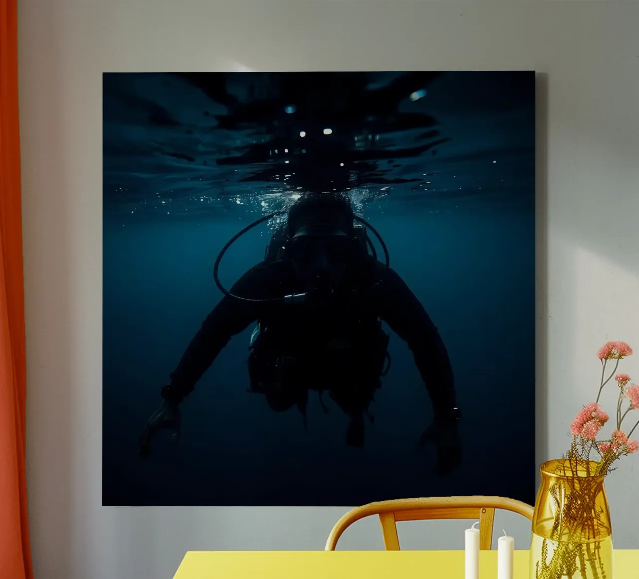 Scuba Diver Unterwasser Low Angle View Leinwand mit Schattenfugenrahmen von DesignDoodle